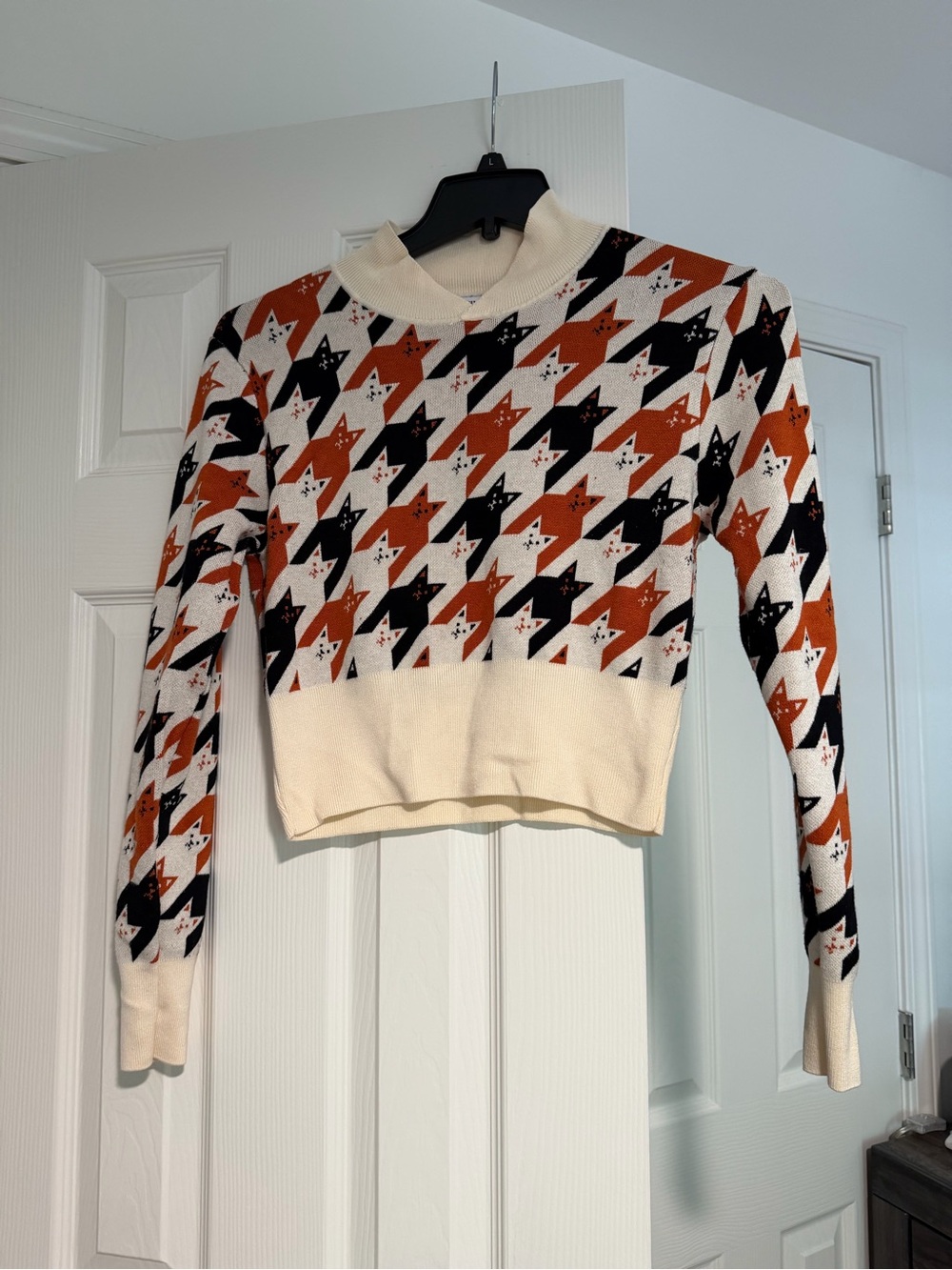 Unique Vintage Cream, Orange & Black Fox Houndstooth Cropped  Sweater